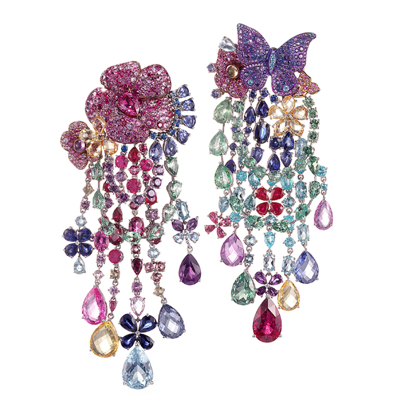 Rihanna ♥ Chopard 頂級珠寶系列
18K白金與鈦金材質鑲嵌藍寶石、粉紅剛玉、黃寶石、沙佛萊石、紅碧璽、綠柱石、海藍寶石、Paraiba碧璽、紅寶石、紫水晶、托帕石、天藍石以及鑽石耳環。