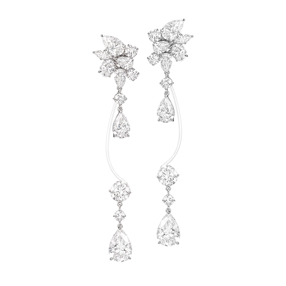 Rihanna ♥ Chopard 頂級珠寶系列
18K白金材質鑲嵌4顆總重9.7克拉梨形切割鑽石、明亮式切割5.2克拉鑽石、4.7克拉梨形切割鑽石、橢圓形切割以及欖尖形切割鑽石耳環。