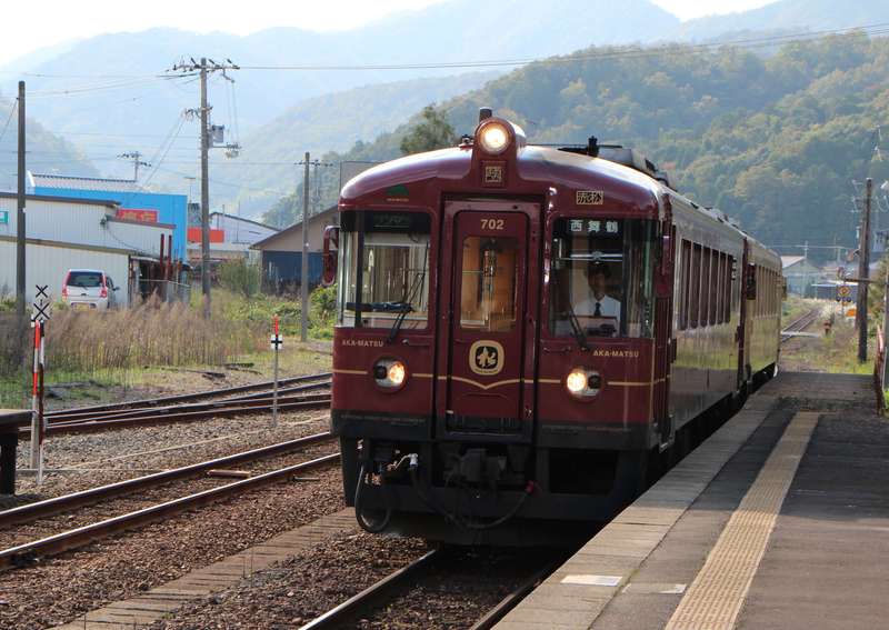 青松号,赤松号和黑松号,三种列车各有特色,乘上赤松号经过由良铁桥时