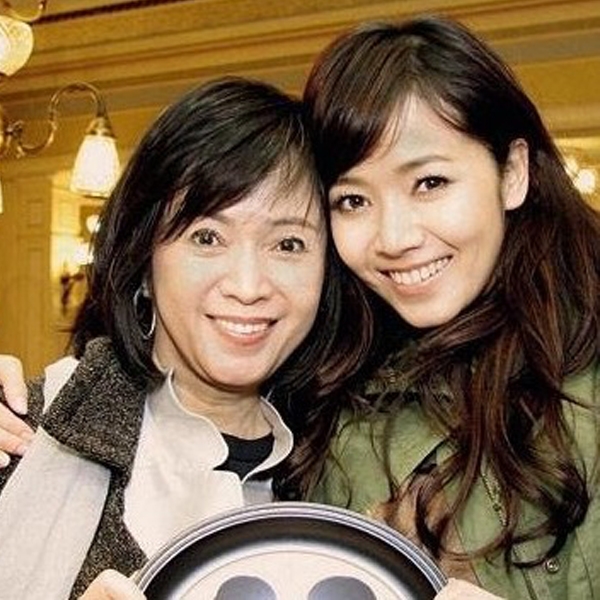 侯佩岑母女