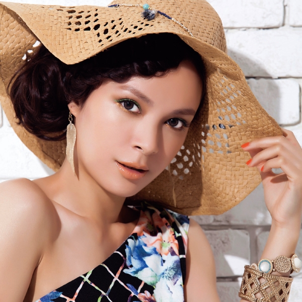 議隨身攜帶棉花棒,隨時照鏡 子清潔,以保持妝容乾淨。