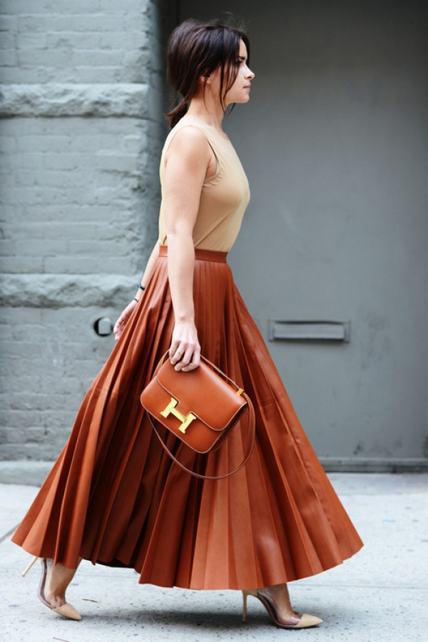 俄羅斯街拍之神Miroslava Duma的俐落低馬尾造型。