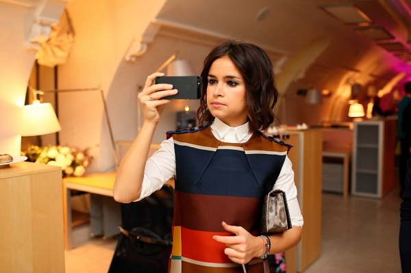 俄羅斯街拍之神Miroslava Duma的隨興感微波浪髮。