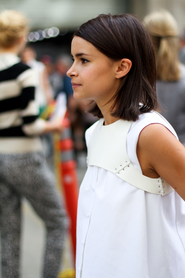 俄羅斯街拍之神Miroslava Duma整齊分線髮型突顯臉部輪廓。