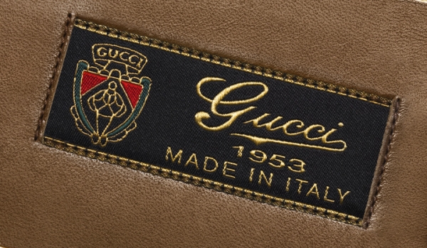 每隻鞋的內部都印有書寫體“Gucci 1953 Made in Italy”的特殊標籤,表現出古馳Gucci對於鞋款的細節的注重。