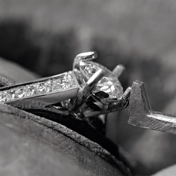 Cartier 工匠打造鉑金鑽石戒指。