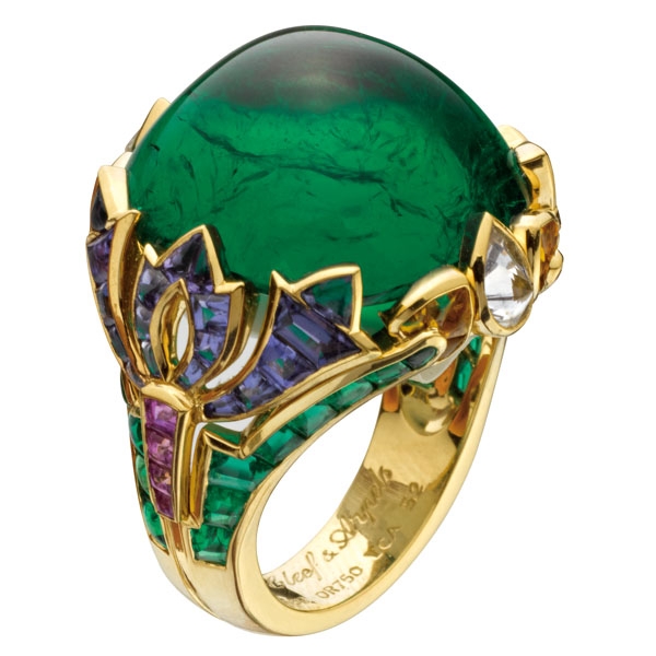 Van Cleef & Arpels 所選用的 蛋面切割祖母綠,內部便蘊含了 俗稱「花園」的美麗裂縫與雜質。