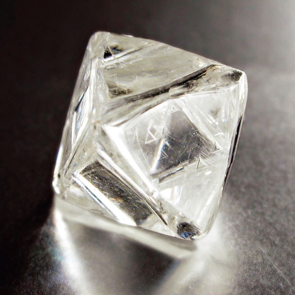 De Beers 八角晶體鑽石原石, 由於鑽石硬度大而較脆的特性, 容易從切面處斷裂。