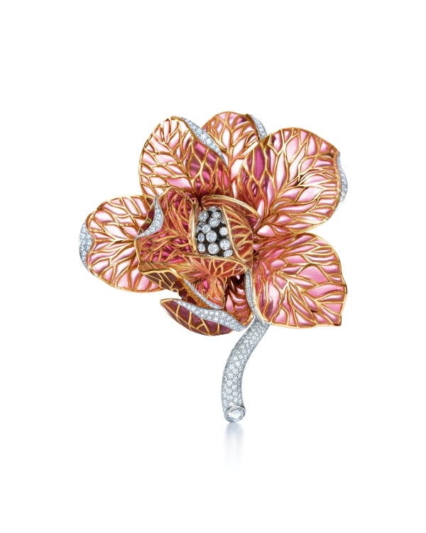 Tiffany 空窗琺瑯鑽石木蘭花鑽石胸針,花瓣上半透著光的粉紅色就是空窗琺瑯技藝。