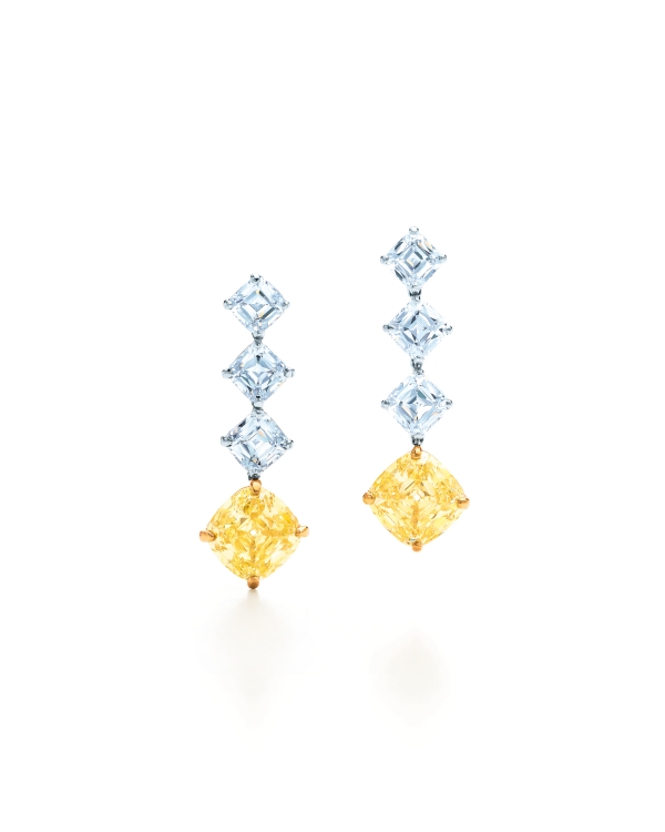Tiffany 6.18克拉黃鑽鑽石耳環,由2顆方形古典改良明亮式切割黃鑽鑲嵌而成,共重6.18克拉,另鑲6顆白鑽重3.54克拉,參考價NT$13,860,000。