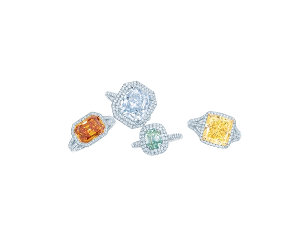 Tiffany彩色鑽石戒指,由左至右:3.66克拉祖母綠切割橘鑽戒指NT$79,695,000、5.02克拉矩形改良明亮式切割彩藍鑽戒指NT$155,925,000、1.53克拉祖母綠切割濃彩綠鑽戒指