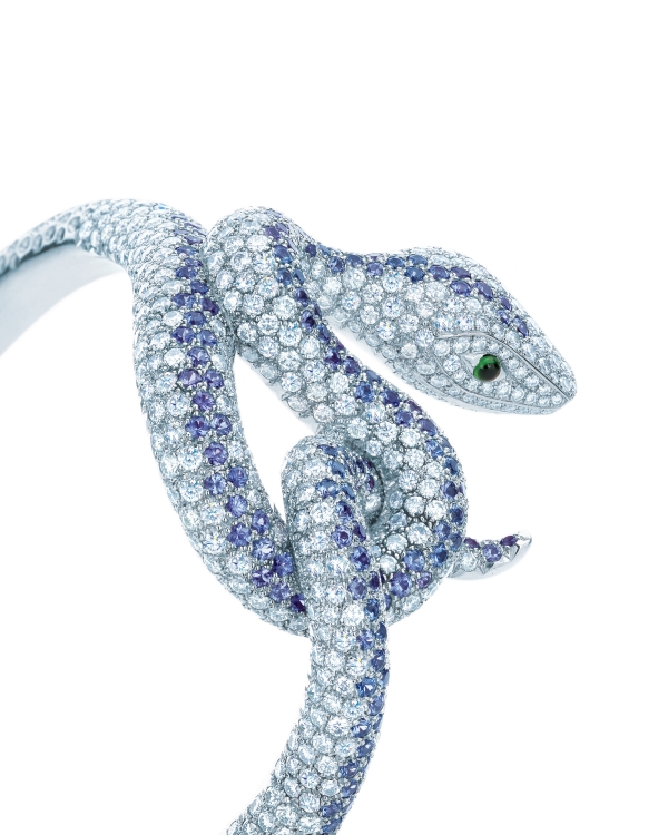 Tiffany蒙大拿藍寶石蛇型手鐲,10.39克拉蒙大拿藍寶石和鑽石蛇型手鐲,蛇眼為蛋面祖母綠,收錄於2013 Blue Book,參考價NT$5,545,000。
