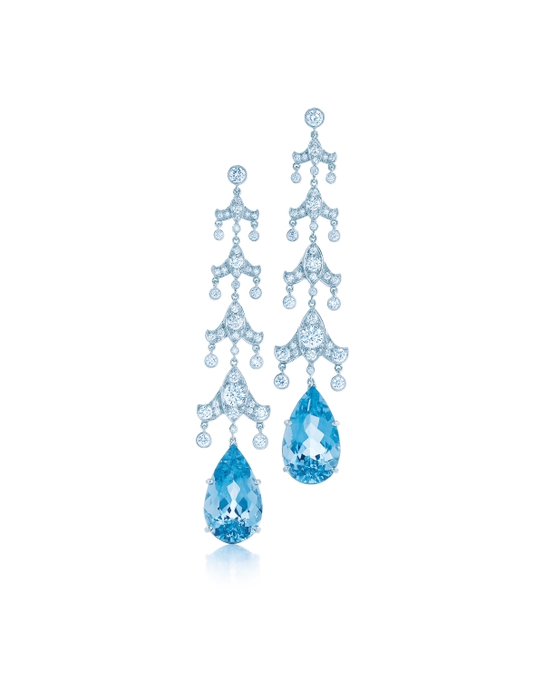 Tiffany 10.23克拉海水藍寶石鑽石耳環,參考價NT$935,000。