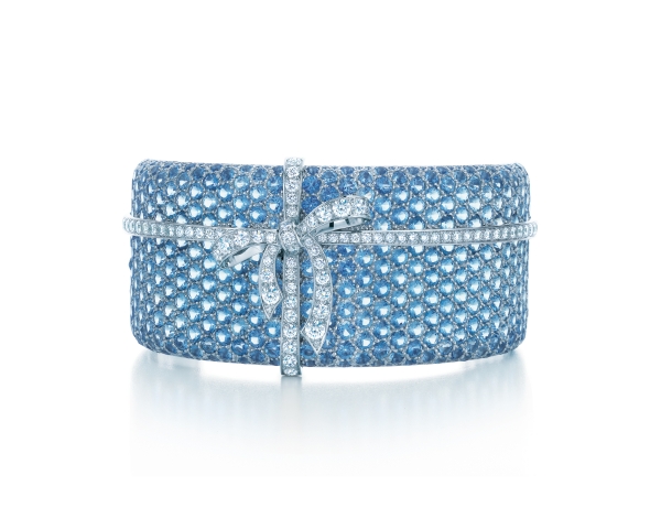 Tiffany經典蝴蝶結手鐲,鑲嵌白鑽、海水藍寶,收錄於2013 Blue Book,參考價NT$5,715,000。