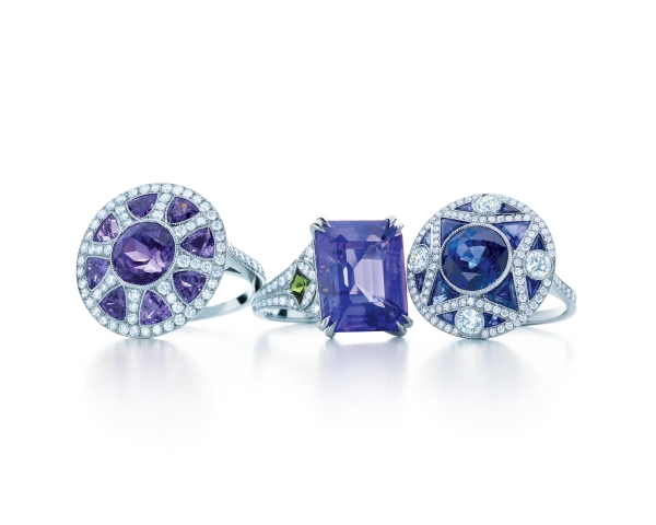 Tiffany有色寶石戒指,收錄於2013 Blue Book。由左至右:丹泉石鑽戒NT$865,000、丹泉石與沙弗萊石鑽戒NT$795,000、藍寶石鑽戒NT$1,905,000。