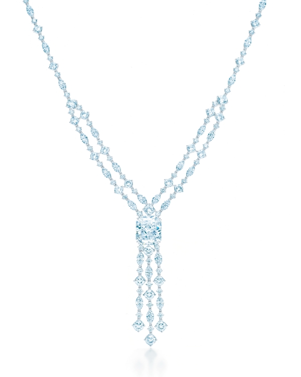 Tiffany流蘇白鑽項鍊,中心鑲有一顆重20.01克拉的矩形改良明亮式切割鑽石,參考價NT$242,550,000。