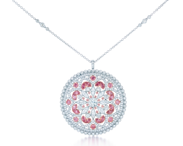 Tiffany鑲粉鑽和白鑽花卉項鍊,鑲嵌白鑽與豔彩粉紅鑽,收錄於2013 Blue Book,參考價NT$7,795,000。