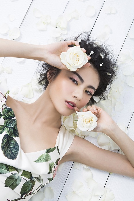 名模Allison這會為儂儂讀者們,親自傳授自己在家也能輕鬆做的蜜體三招
執行撰文/陳姍彤 攝影/易志強 模特兒/Allison(Fashion
Model)化妝/念慈李專業噴槍彩妝 髮型/Odye(e lan)