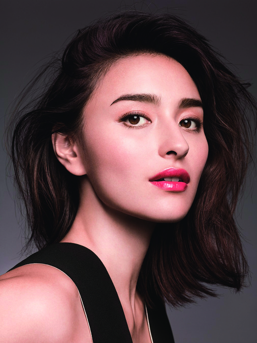 擁有一對粗眉的長谷川潤,搭配亮唇展現不一樣的女人味。