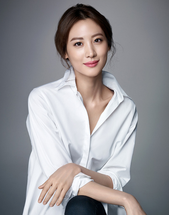 金秀賢以知性美成為BOBBI BROWN首位亞洲代言。