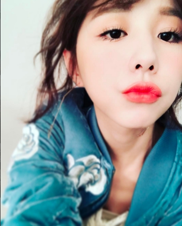 女生們正瘋唇彩!持久不脫色妝感是大家追求的目標。