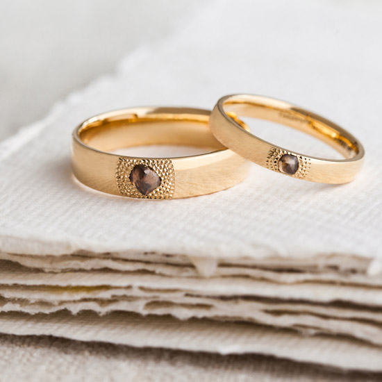 De Beers Talisman You & Me 黃K金戒環對戒情境圖。