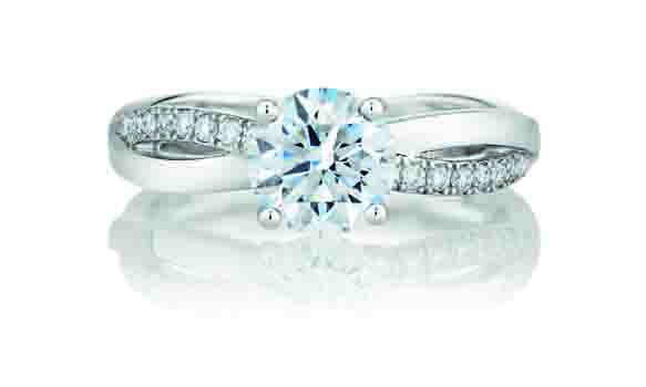 De Beers Infinity 鉑金訂婚鑽戒。