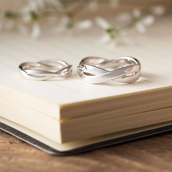De Beers Infinity You & Me 白K金戒環情境圖。