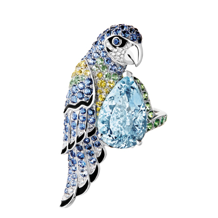 「Animaux」(動物)系列,Nuri 主鑲海水藍寶鸚鵡造型戒指,1,500,000元。