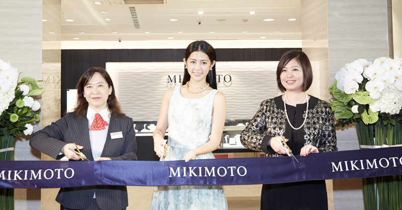 MIKIMOTO 台中中港新光三越精品店剪綵開幕,(由左至右) 新光三越台中中港店副店長古菊萍女士、開幕剪綵嘉賓任容萱、MIKIMOTO台灣副總經理周美娟女士。