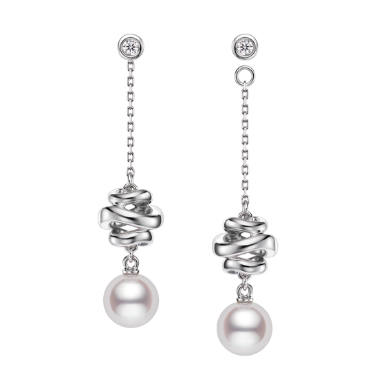 MIKIMOTO Day and Night 系列,日本Akoya珍珠18K白金鑽石耳環,67,000元。