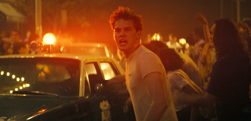這是電影的首張劇照,中間的那位就是男主角——新生代性感小帥哥Jeremy Irvine。