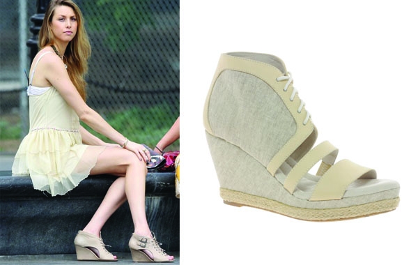 惠特妮波特(Whitney Port)選近膚色的楔形鞋,能創造和諧視覺效果,讓鞋子感覺上連著雙腿,整個腿的比例更修長。