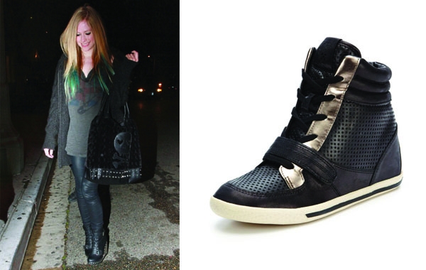 艾薇兒(Avril Lavigne)走開型格路線,黑色皮質楔形球鞋,不但百搭又有拉長小腿的視覺效果。